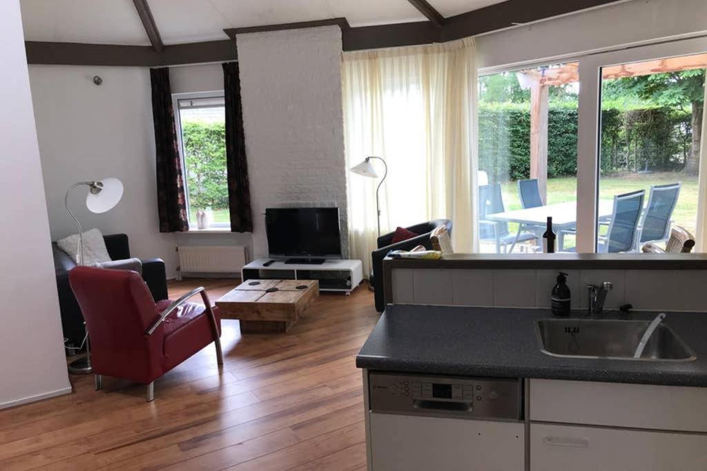 Rustig Gelegen Bungalow In Mooi Havelte Zewnętrze zdjęcie